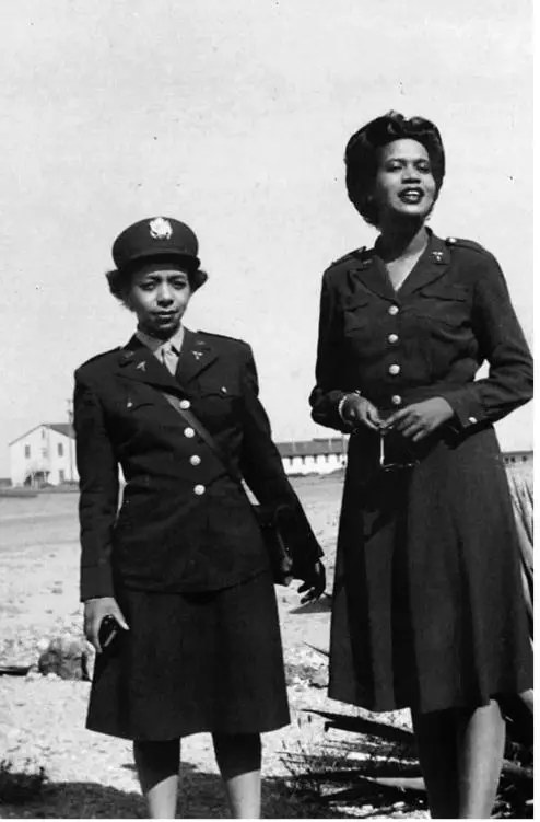 Elinor with a fellow army nurse at POW Camp Florence, circa 1944–1945